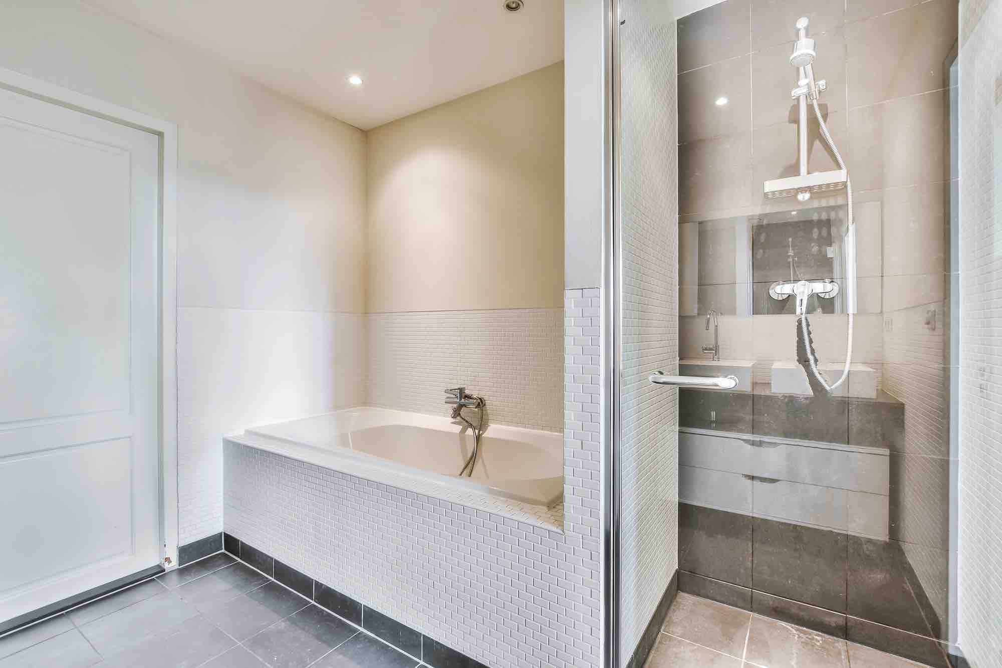 Le prix au m2 rénovation salle de bain à Montigny-le-Bretonneux 78180